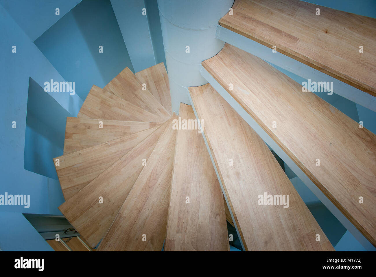 Vue du dessus de l'escalier en bois en spirale bleu entouré de mur en phare. Banque D'Images