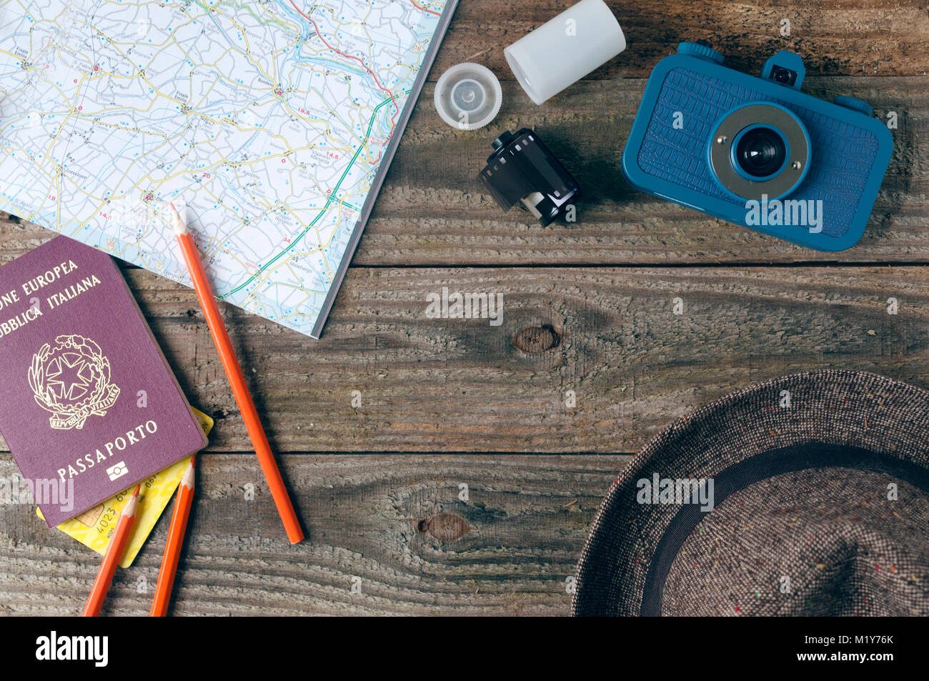 Accessoires de voyage sur table en bois avec copie espace Banque D'Images