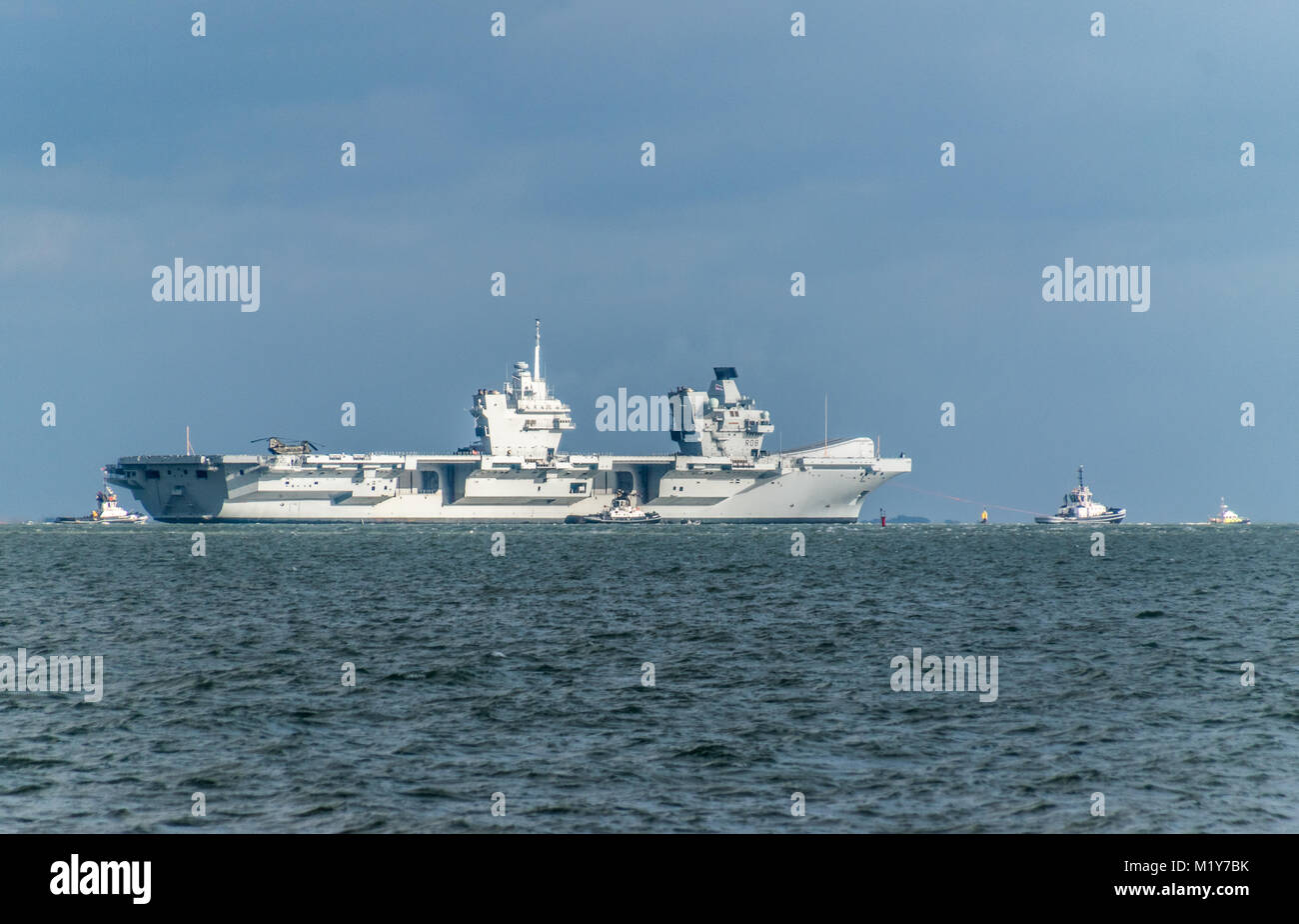 Le HMS Queen Elizabeth voile à travers le Solent, vu de Ryde, île de Wight. Banque D'Images