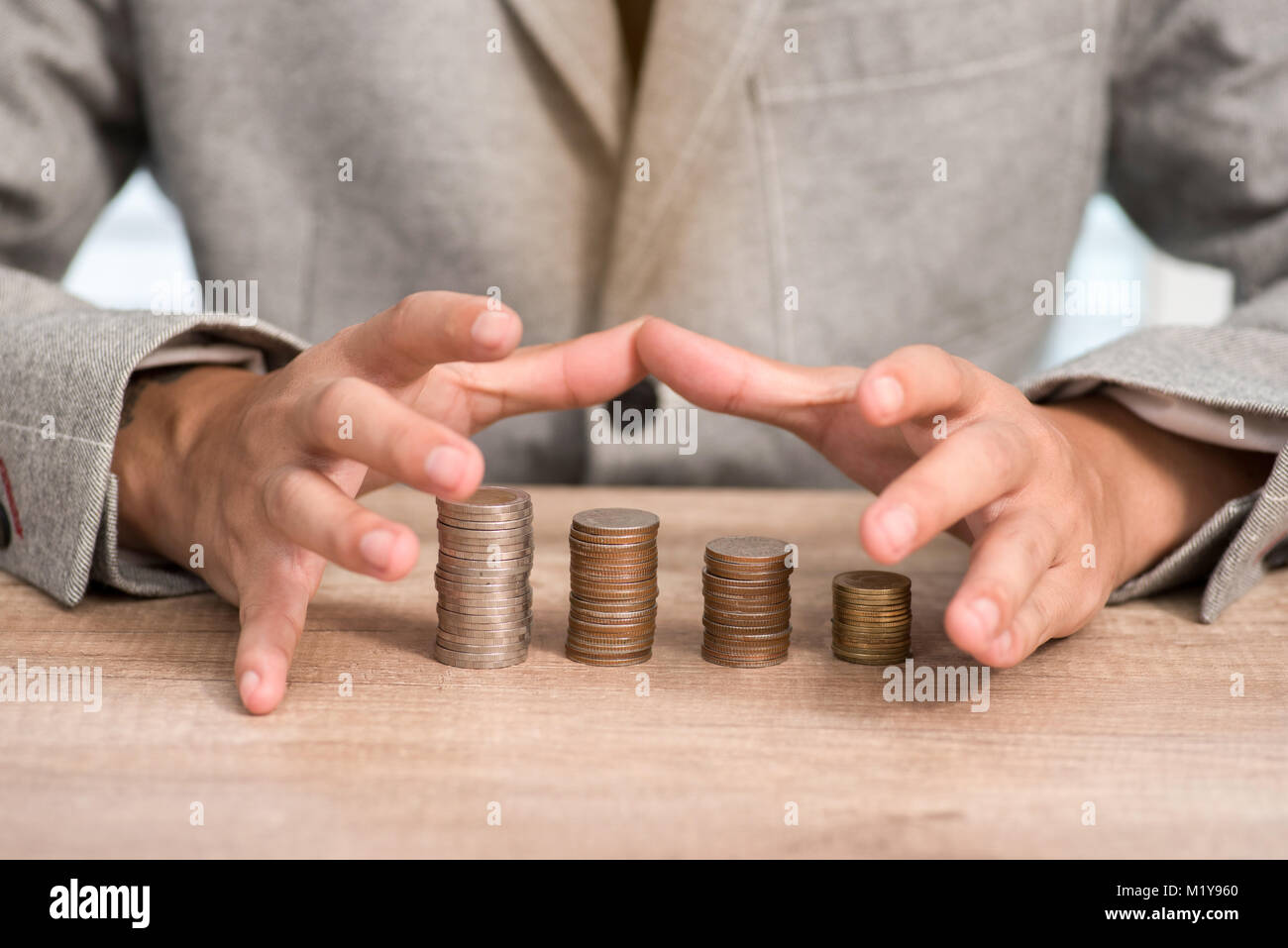 Businessman protège l'argent Banque D'Images