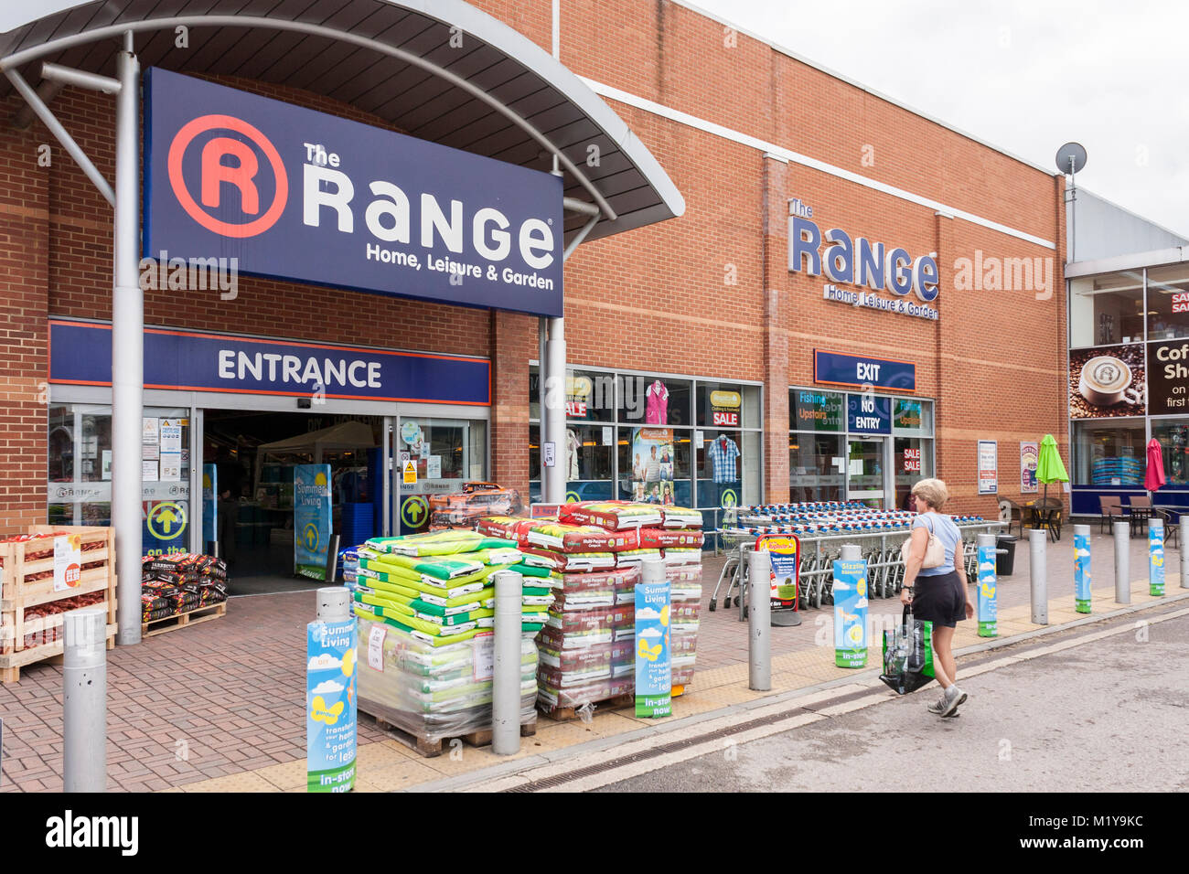 L'entrée du magasin de remise Range, Reading, Berkshire, Angleterre, GB, Royaume-Uni Banque D'Images