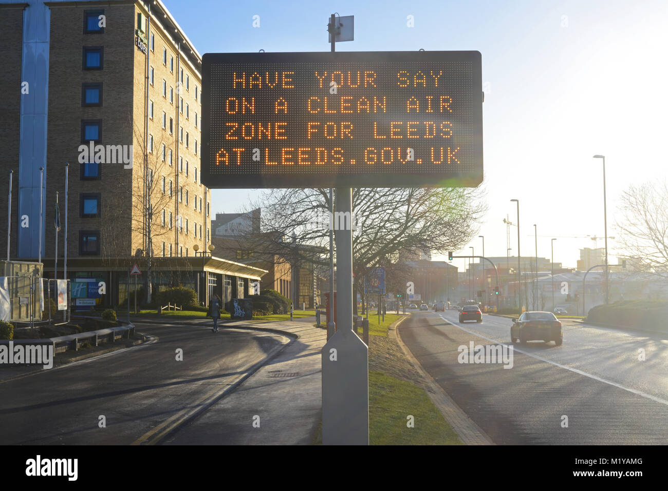Le trafic passant annonce numérique demande de consultation publique sur une zone d'assainissement de l'air pour le centre-ville de Leeds yorkshire royaume uni Banque D'Images
