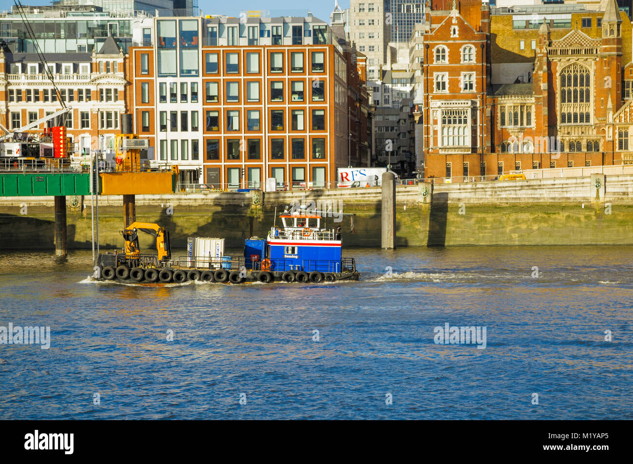 Navire Seadog MVP des livraisons par pont de Blackfriars estran, Victoria Embankment, travaillant sur la construction d'un nouveau super Sewer pour Londres Banque D'Images