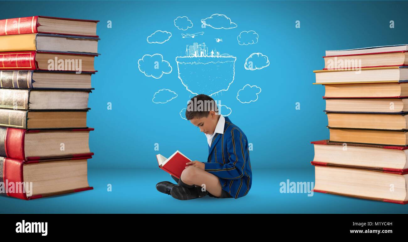 Boy reading entouré de piles de livres et d'un dessin avec le fond bleu Banque D'Images