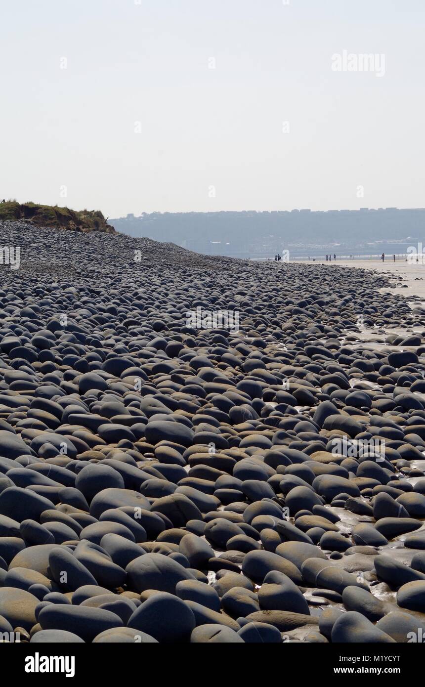 Plage de rochers arrondis bleu Westward Ho ! Seascape Beach, North Devon, UK. Banque D'Images