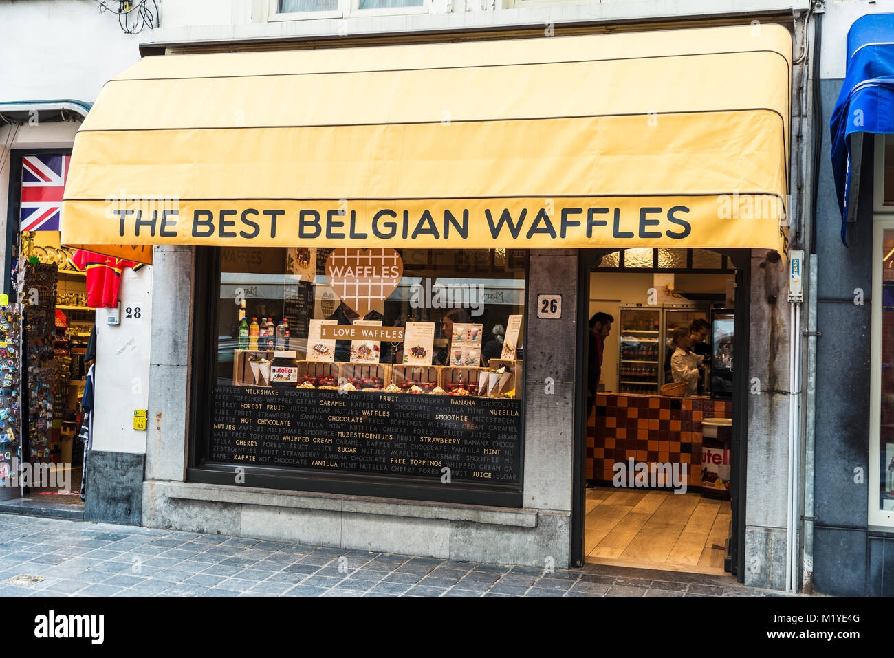 Bruges, Belgique - 1 septembre 2017 : Affichage d'un magasin de bonbons appelé le meilleur des gaufres belges plein de gaufres aux fruits comme les mûres ou strawber Banque D'Images