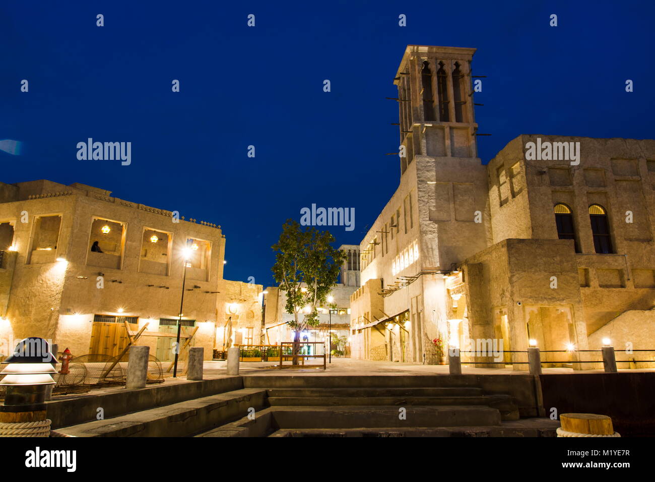Dubaï, Émirats arabes unis - 30 janvier 2018 : Al Fahidi quartier historique au crépuscule, un quartier historique de Dubaï, Emirats arabes unis (EAU) Banque D'Images