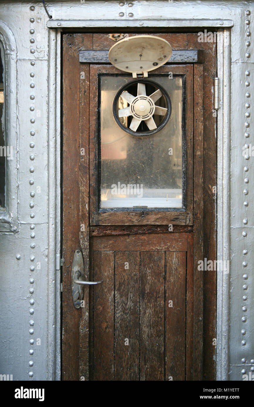 Porte en bois fermée à une cabine sur un vieux bateau de pêche Photo Stock  - Alamy