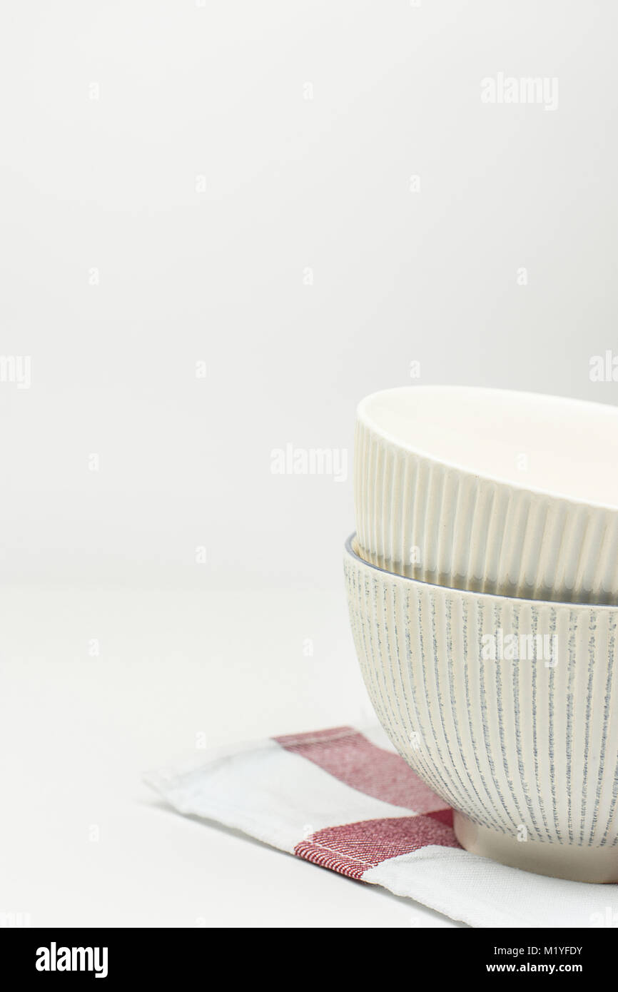 Bol Vintage blanc empilés sur le coton serviettes sur la table en bois. Concept de cuisine pâtisseries de Noël. Noël Pâques. Cuisine Intérieur scandinave. Medi Social Banque D'Images