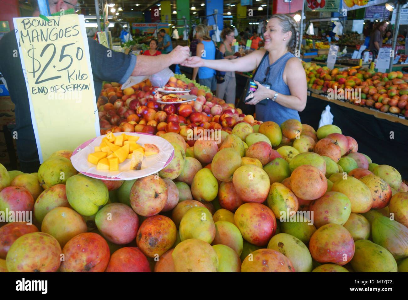Des monticules de mangues et autres fruits de saison à Rusty's Markets, Cairns, Queensland, Australie. Pas de monsieur ou PR Banque D'Images