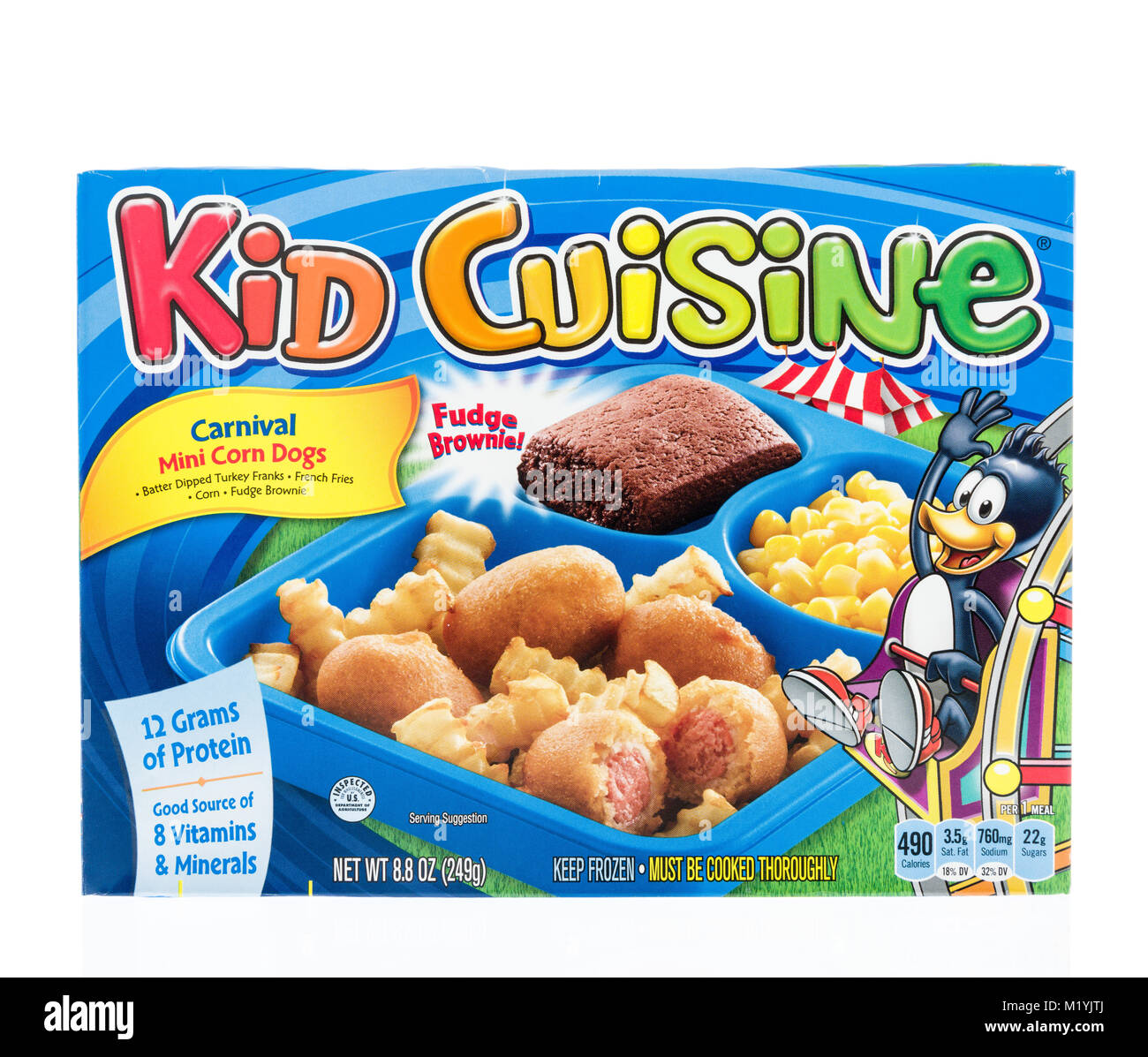 Winneconne, WI - 31 janvier 2018 : un plat de la cuisine pour enfants dîner avec du maïs sur une mini chiens fond isolé. Banque D'Images