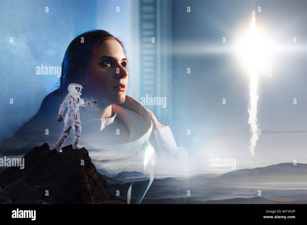 Double exposition. Un astronaute sur une autre planète. Portrait de jeune fille belle dans une combinaison spatiale. Banque D'Images