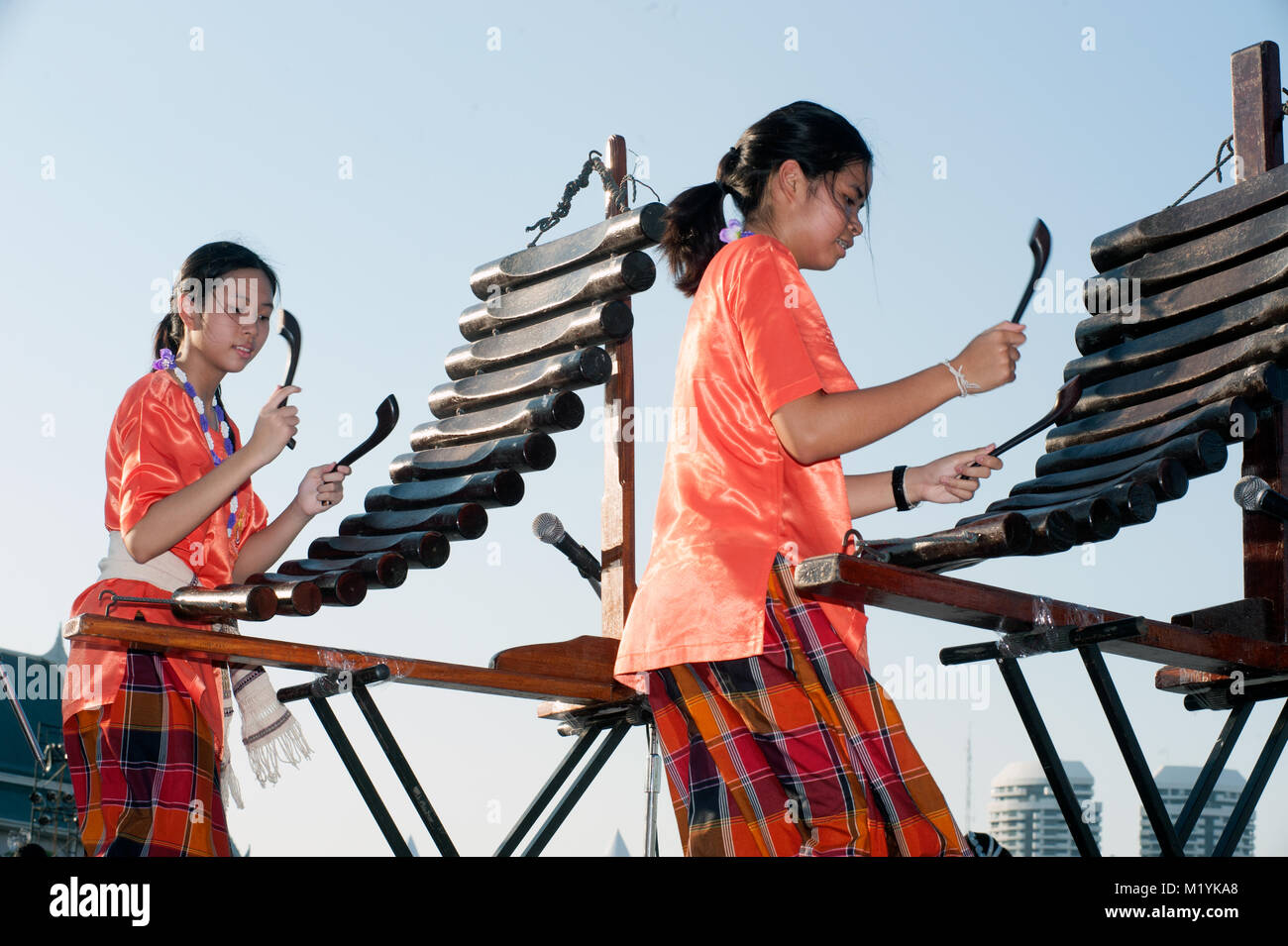 Traditional thai music band playing Banque de photographies et d'images à  haute résolution - Alamy