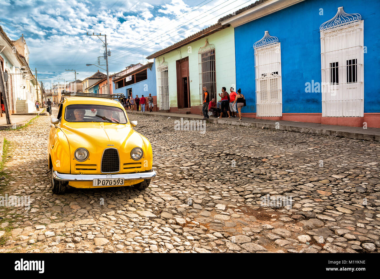 Trinidad, Cuba - 8 décembre : 2017 : Ancien, classique, et voiture jaune dans une rue de Trinidad Banque D'Images