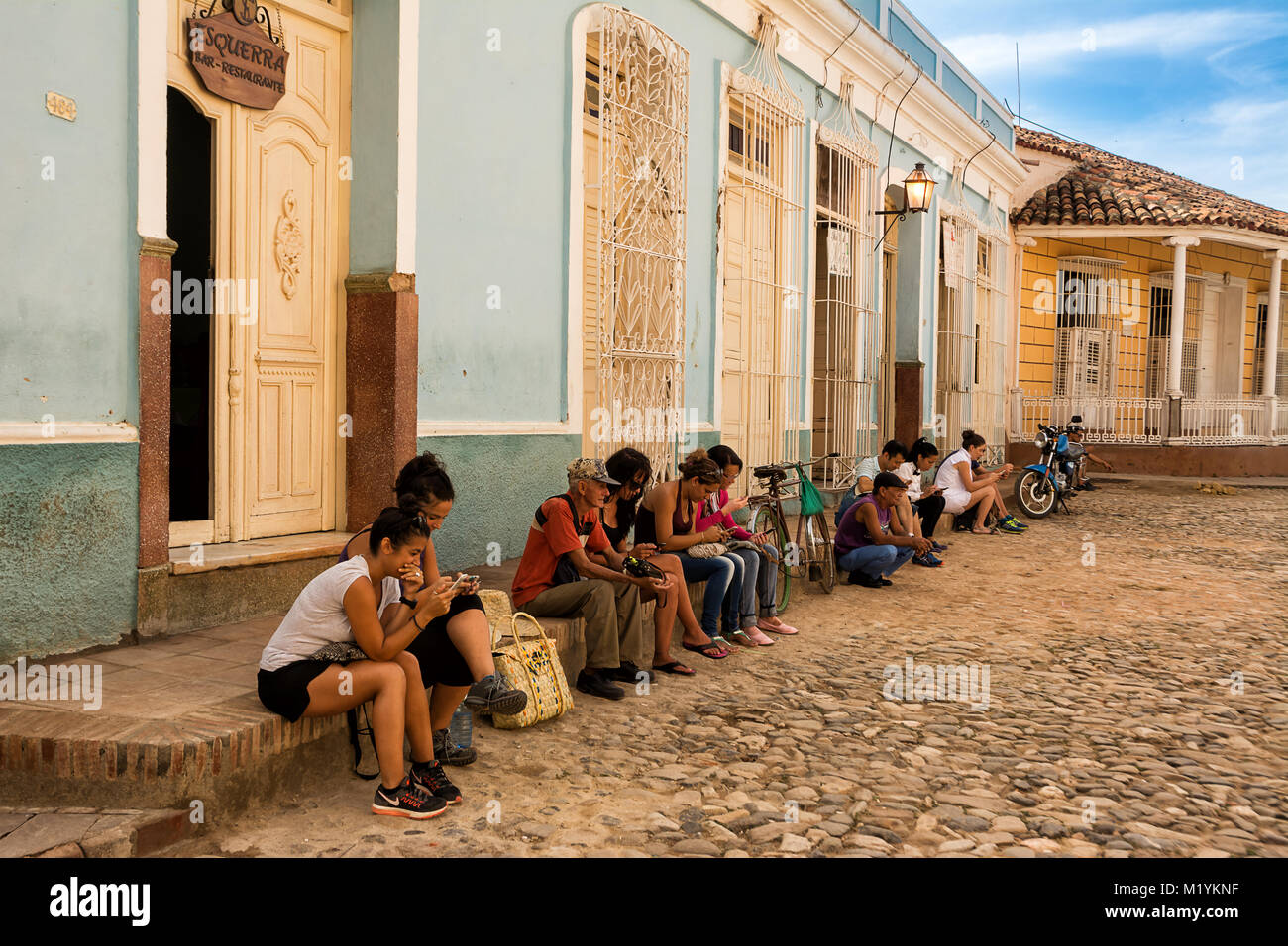 Trinidad, Cuba - 8 décembre 2017 : Les gens assis, le surf sur internet uniquement présent dans le carré en wi-fi Banque D'Images