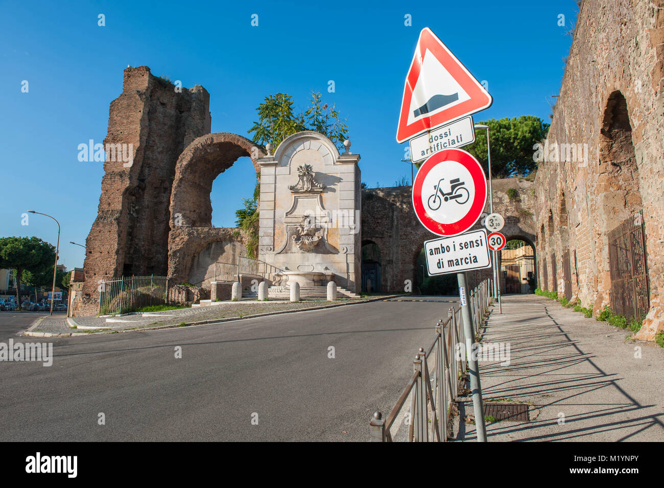 Rome, Italie. Porta Furba, où l'aqueduc Acqua Felice traverse la Via Tuscolana. Banque D'Images