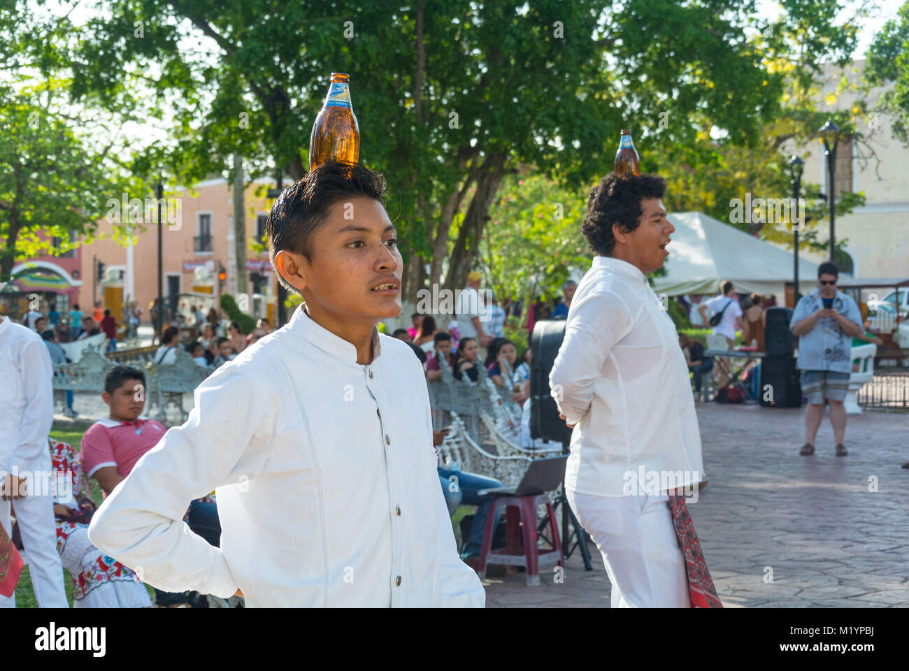 Valladolid, Yucatan, 22th de mai 2017 Mexique, danseurs mexicains avec costume de hupil au Parque principal Francisco Cantón Rosado qui est un principal Banque D'Images