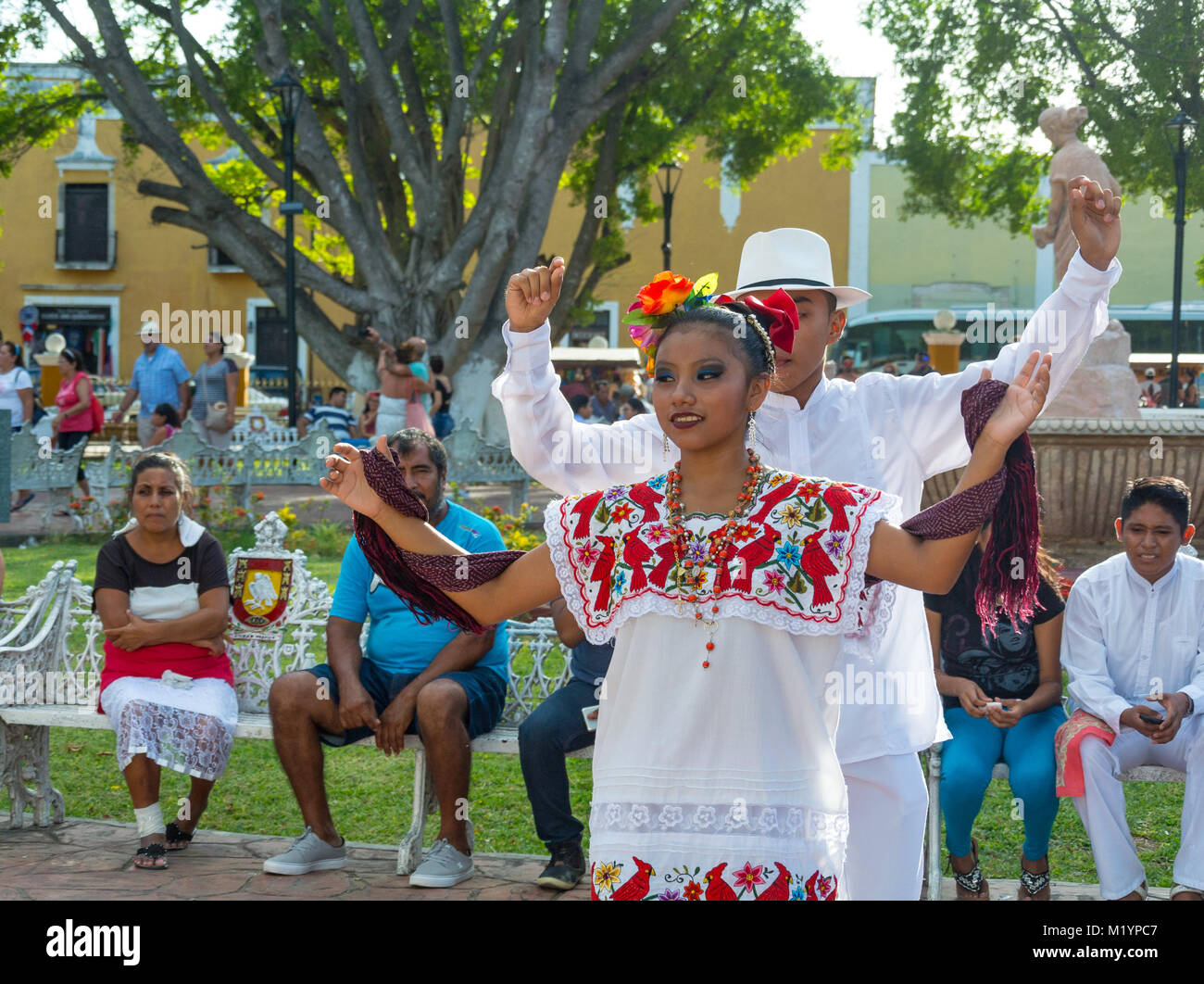 Valladolid, Yucatan, Mexique, danseurs mexicains au Parque principal Francisco Cantón Rosado qui est un parc principal de Valladolid Banque D'Images