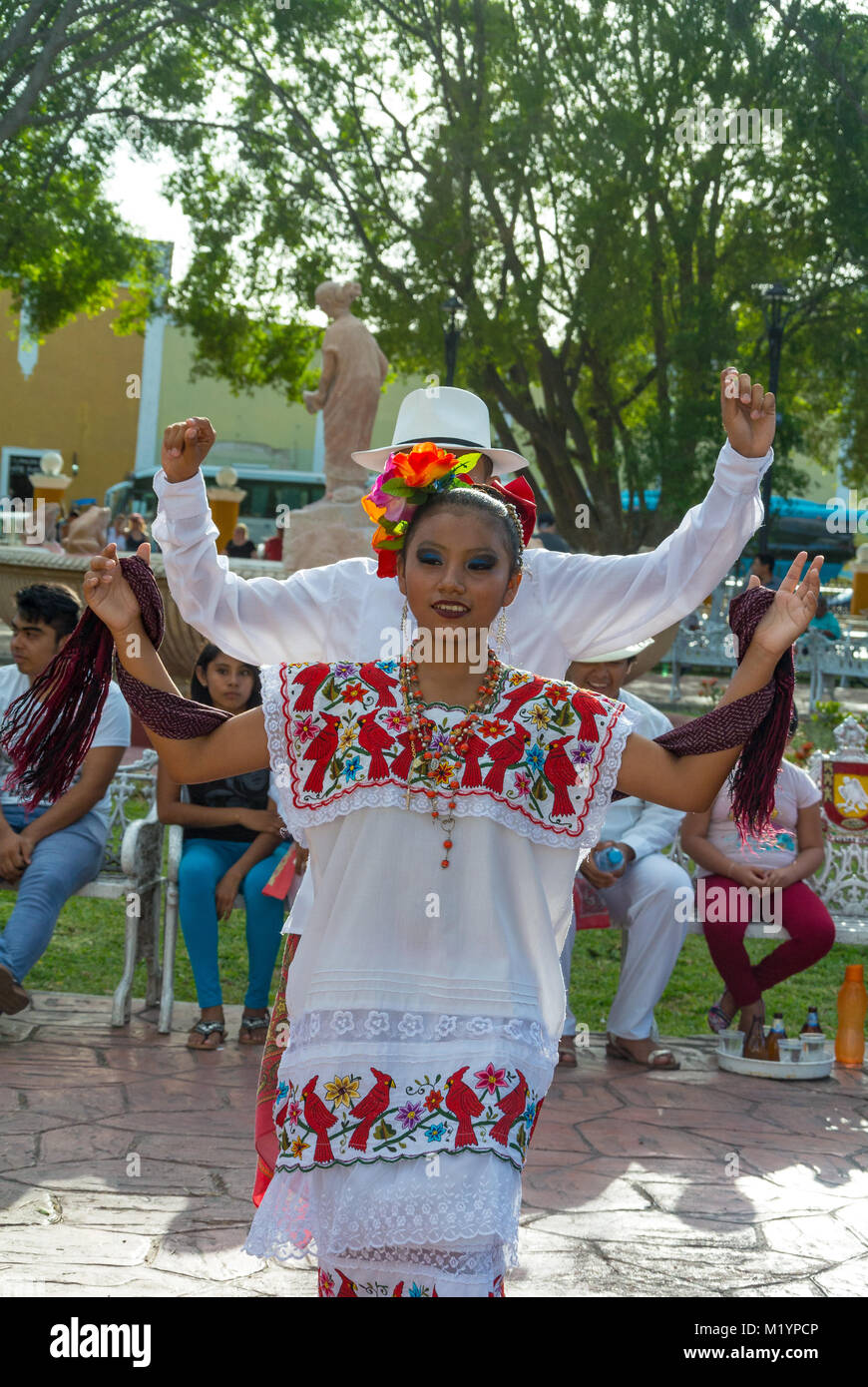 Valladolid, Yucatan, Mexique, danseurs mexicains au Parque principal Francisco Cantón Rosado qui est un parc principal de Valladolid Banque D'Images