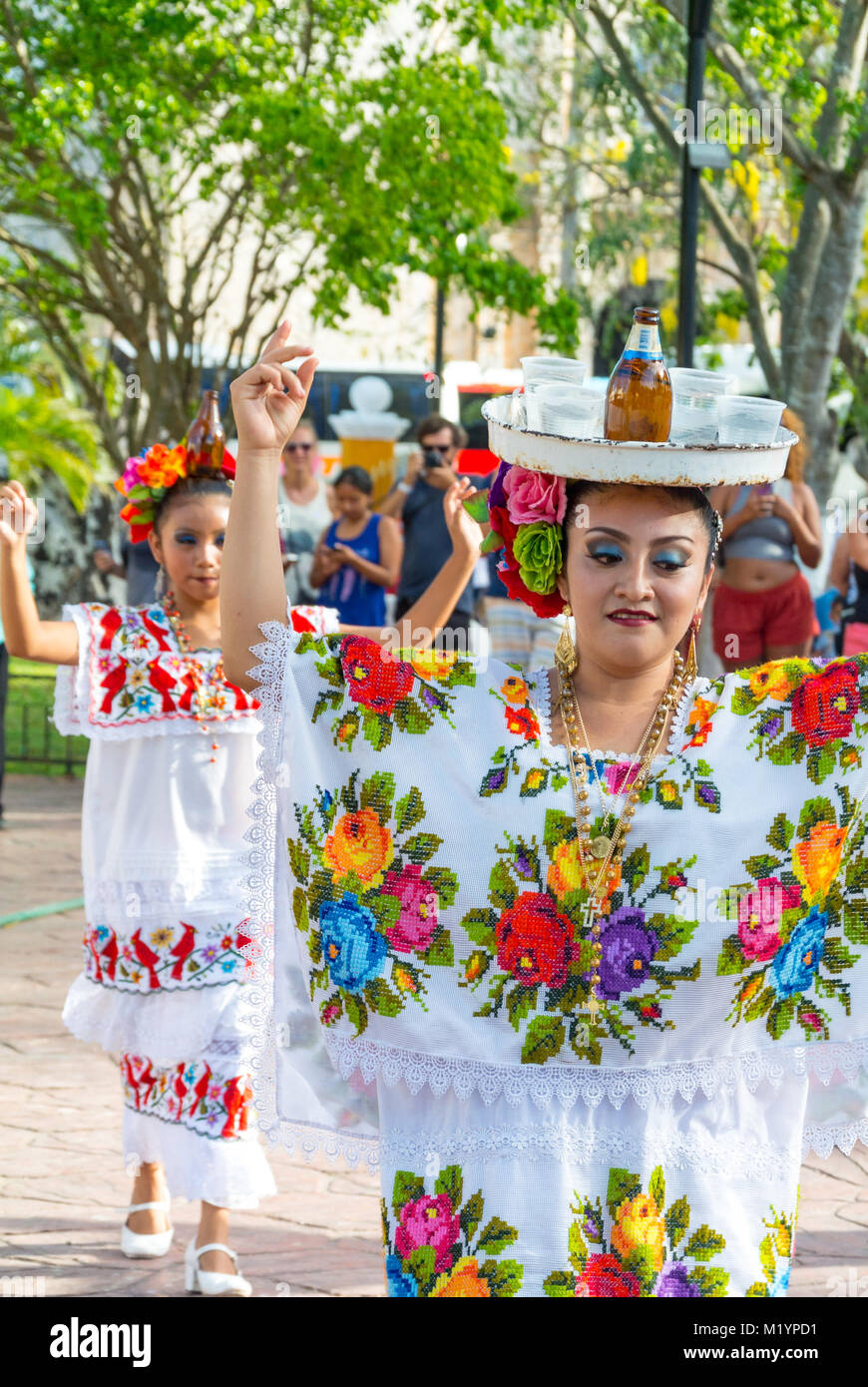 Valladolid, Yucatan, danseuses mexicaines avec costume de hupil au Parque principal Francisco Cantón Rosado qui est un principe Banque D'Images