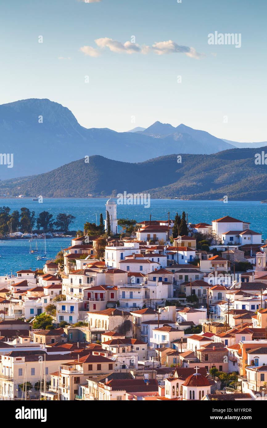 Voir l'île de Poros et les montagnes de la péninsule du Péloponnèse en Grèce. Banque D'Images