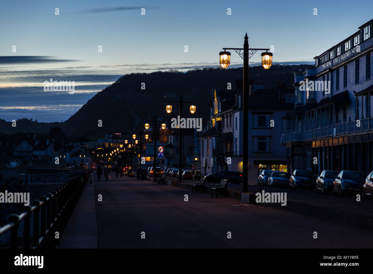 Esplanade en front de Sidmouth comme soirée. Banque D'Images