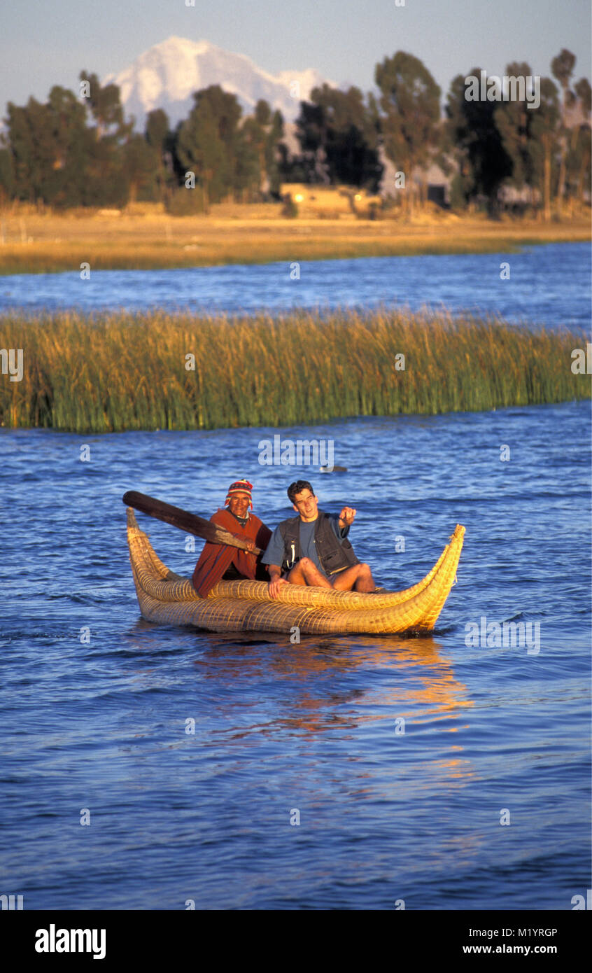 La Bolivie. Copacabana. Lac Titicaca. Des Andes. Indien aymara pêcheur en bateau reed et touristique, l'homme. Banque D'Images