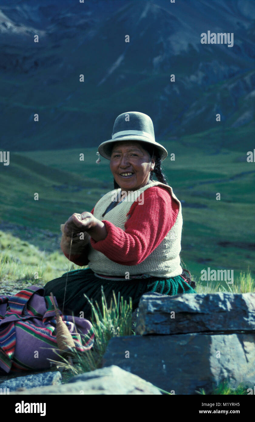 La Bolivie. Près de Palcoco. Des Andes. Indien aymara. Femme avec typcial lamawool spinning hat plus audacieuses. Banque D'Images