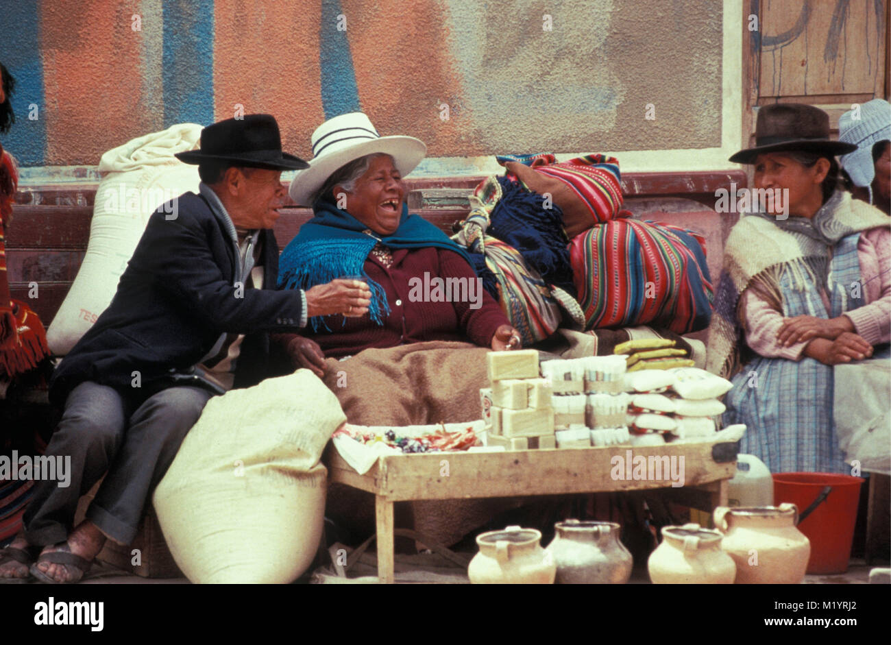 La Bolivie. Tarabuco. Marché de dimanche. Échoppe de marché et les femmes indiennes et l'homme. Banque D'Images