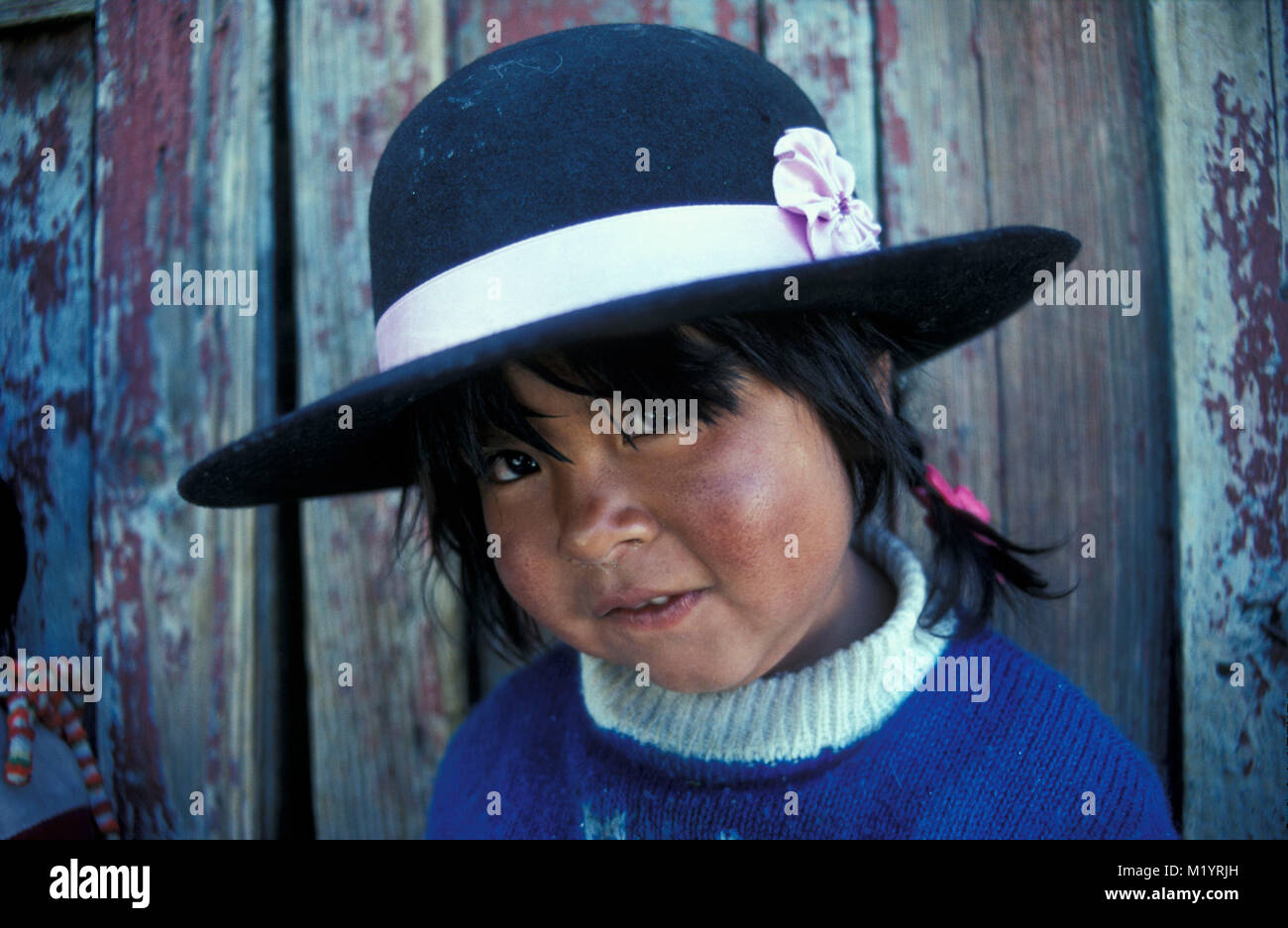La Bolivie. Près de Uyuni. Des Andes. Portrait d'indien aymara girl avec un chapeau melon. Banque D'Images