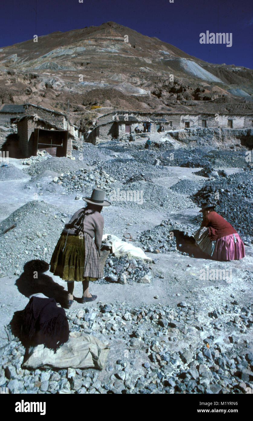 La Bolivie. Potosi. L'industrie de mine d'étain et de la montagne Cerro Rico. Les femmes indiennes pierres de coupe pour la construction. Banque D'Images