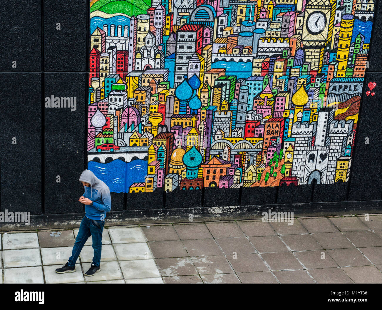 L'homme sur la chaussée par l'art de rue colorés, South Bank, Londres, Angleterre Banque D'Images