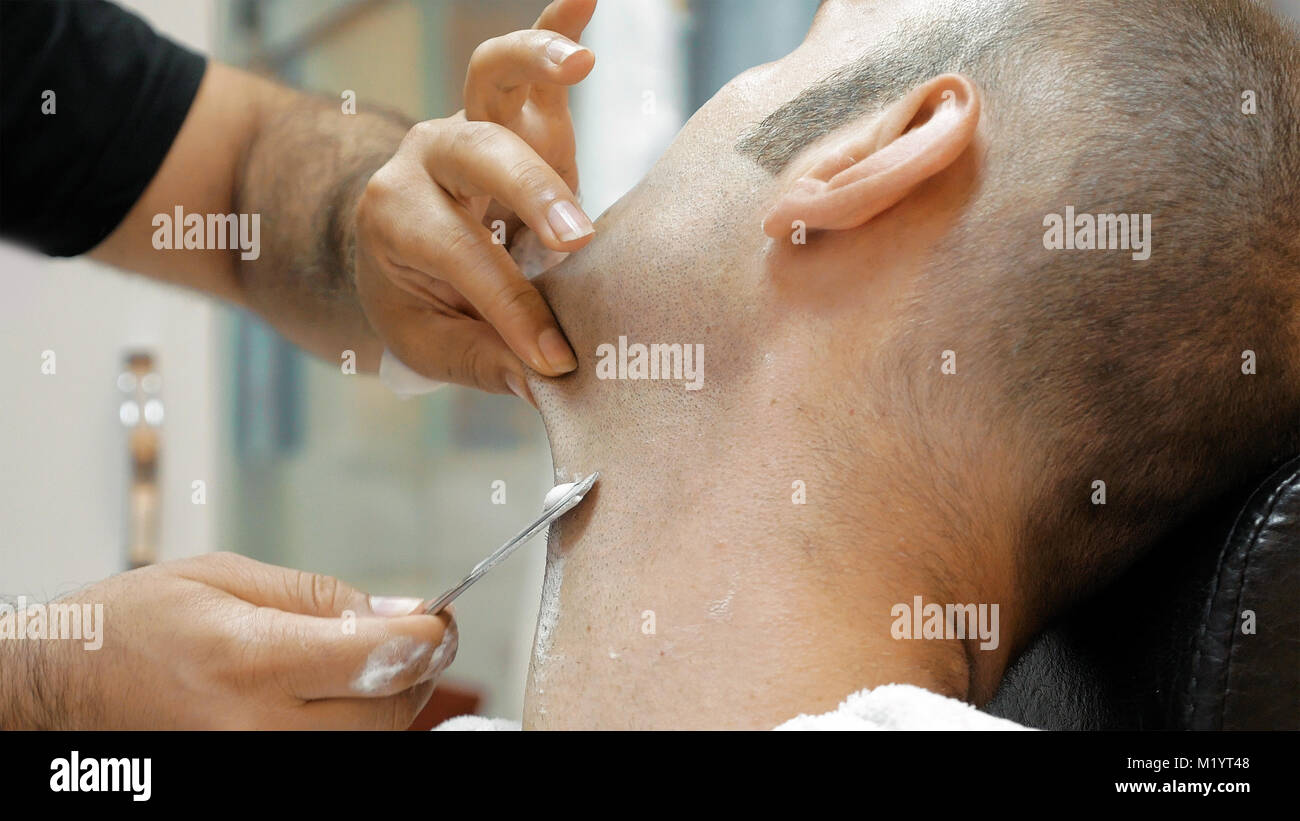 Salon de coiffure est de son client dans la vieille manière de mode Banque D'Images