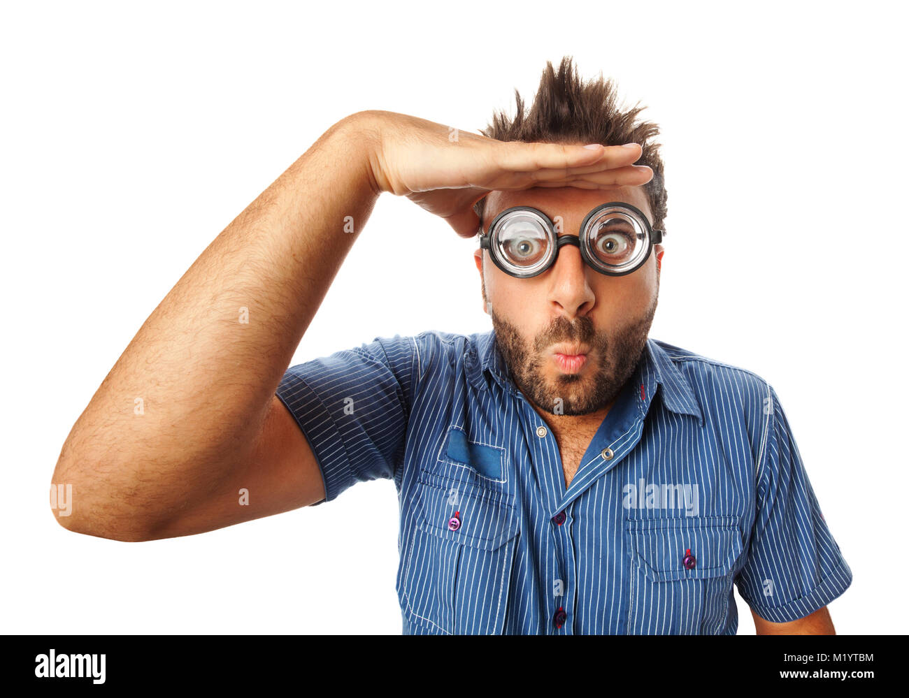 Homme avec expression drole et verres épais à loin sur fond blanc. Banque D'Images