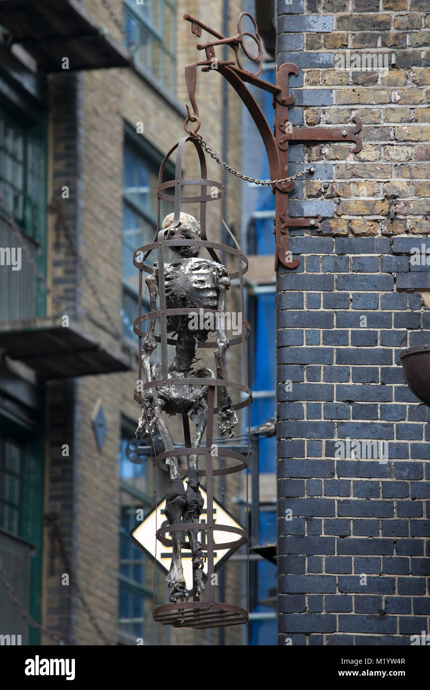 Londres, ANGLETERRE - 22 août 2017 les visiteurs à l'extérieur de la prison Clink Museum de Bankside. Banque D'Images