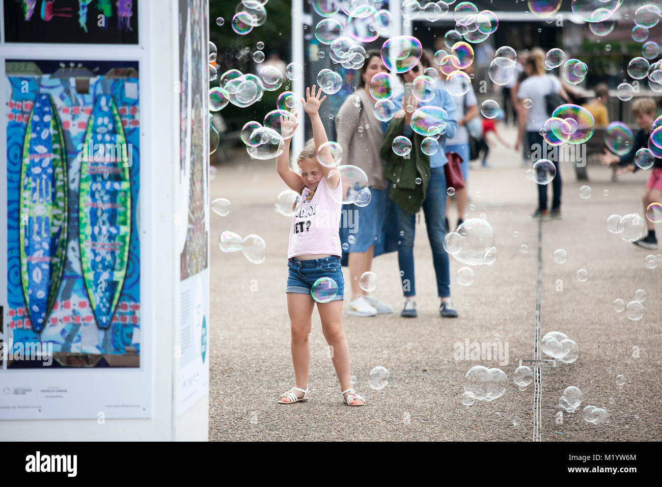 Londres, ANGLETERRE - 22 août 2017 la fille jouant avec des bulles de savon au South Bank Banque D'Images