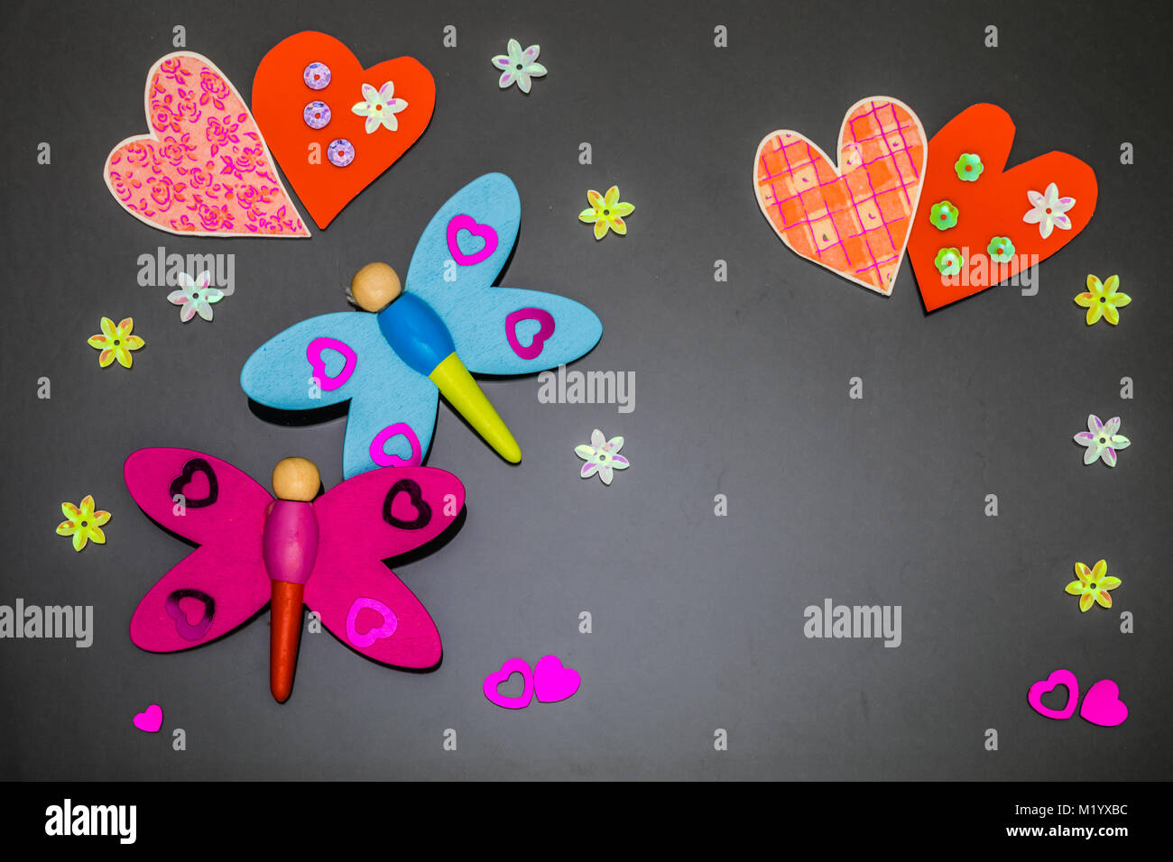 Carte de souhaits avec des cœurs et des libellules sur fond de couleur Banque D'Images