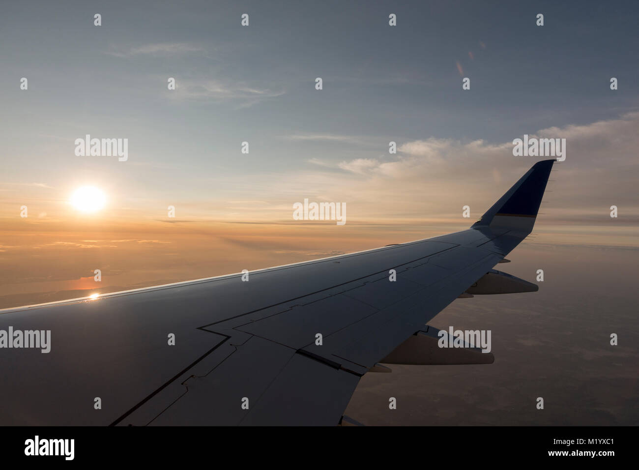 Lever du Soleil vue depuis suis Embraer E170/175, United States. Banque D'Images