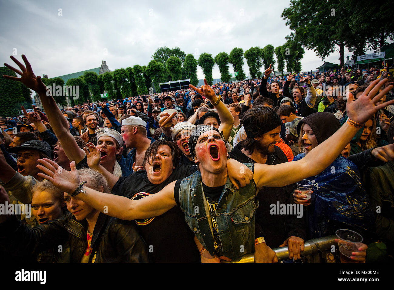 Enthousiaste et énergique music fans assister à un concert live avec le groupe punk rock norvégien Turbonegro qui effectue un concert live au festival de musique norvégienne Bergenfest 2012. La Norvège, 23/06 2012. Banque D'Images