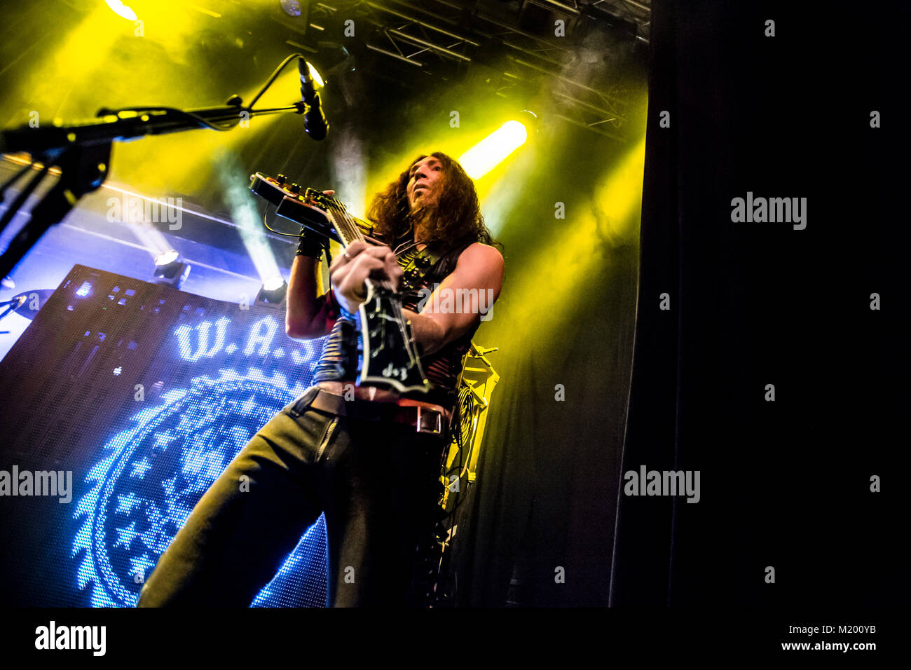 Le Glam metal américain W.A.S.P. bande effectue un concert live à Ricks à Bergen. Musicien ici Doug Blair à la guitare est vu sur scène. La Norvège, 15/10 2015. Banque D'Images