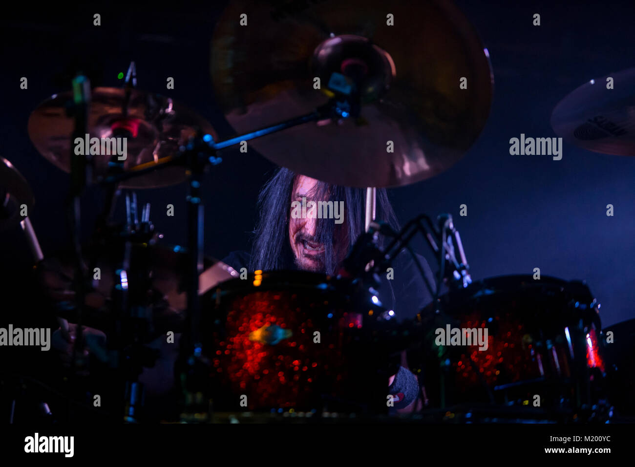 Le Glam metal américain W.A.S.P. bande effectue un concert live à Ricks à Bergen. Membre de la bande vivent ici Randy noir sur batterie est vu sur scène. La Norvège, 15/10 2015. Banque D'Images