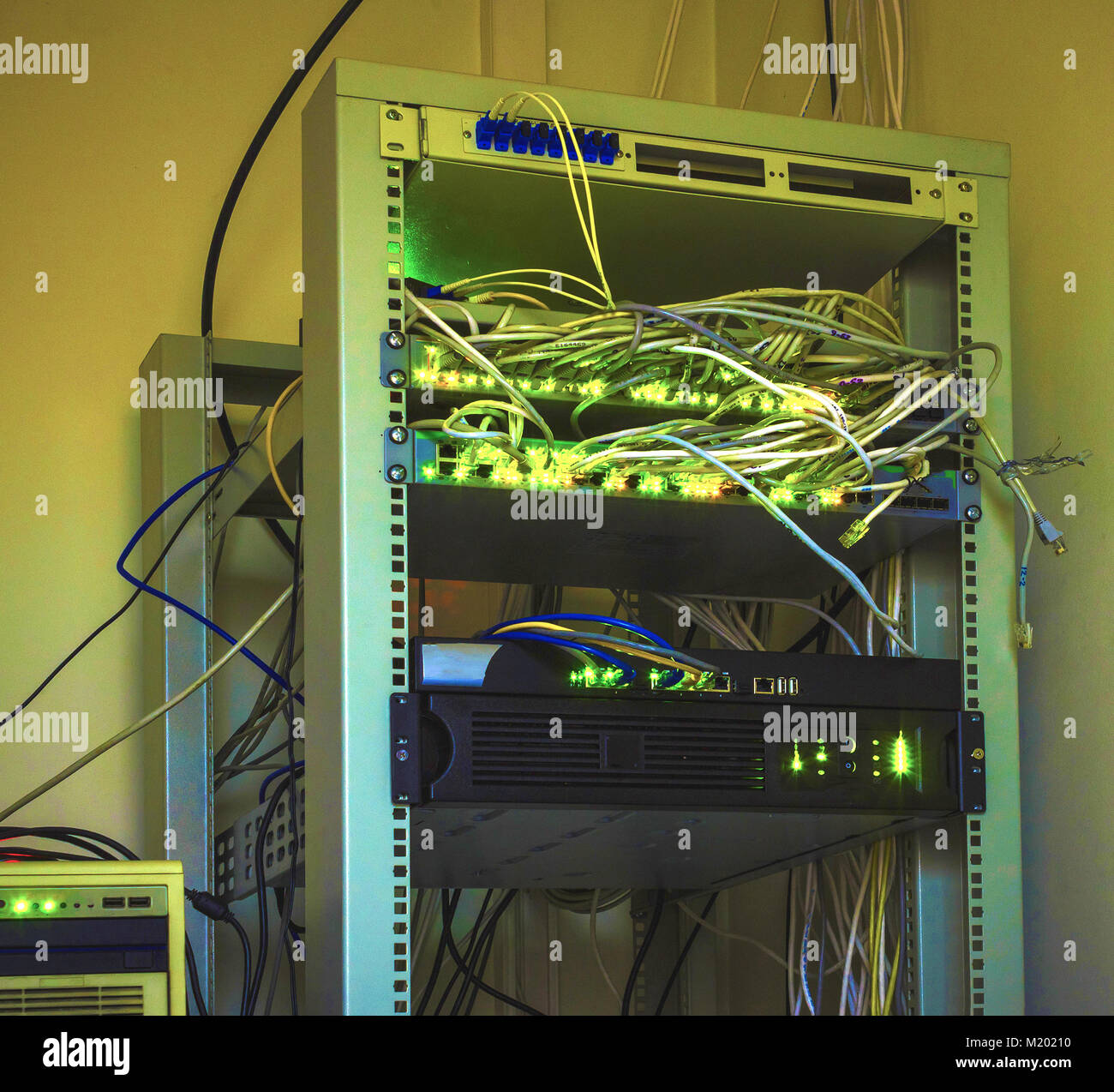 Serveur de réseau fibre optique Photo Stock - Alamy