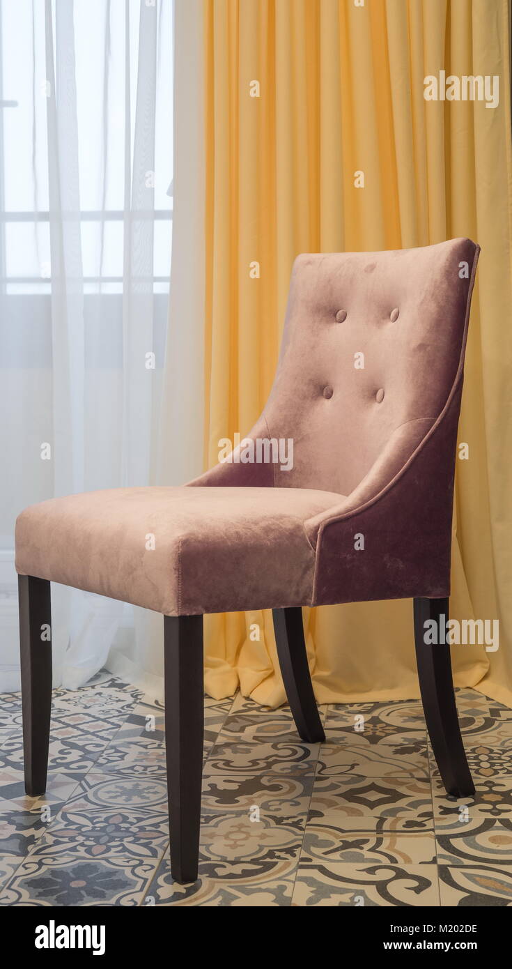 Fauteuil contemporain rembourrés en tissu à la fenêtre Banque D'Images