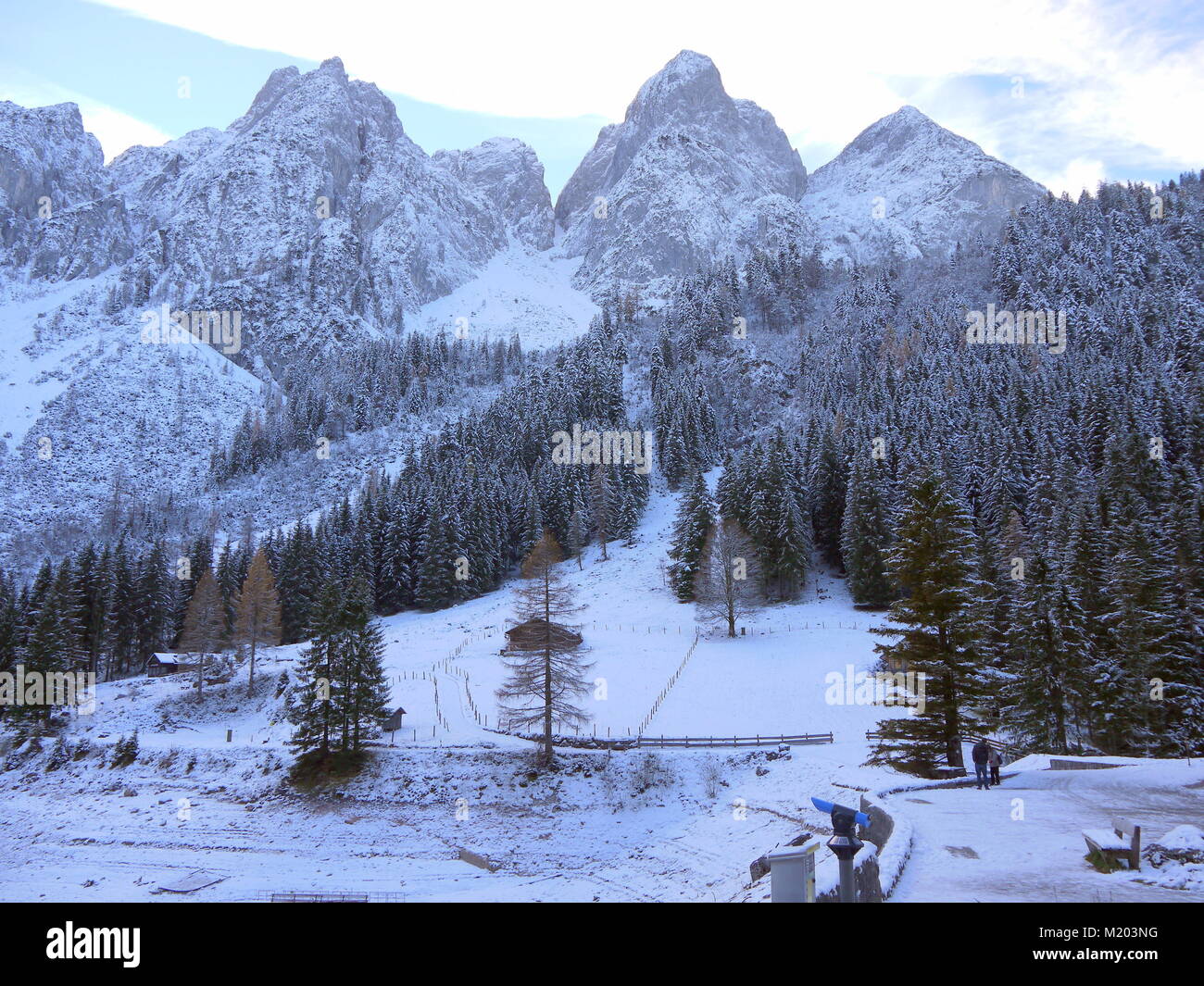 Merveilleux paysage d'hiver avec vue sur des montagnes, forêt, peu d'abris et de banc de parc couvert de neige fraîche en Autriche l'Europe Banque D'Images Merveilleux paysage d'hiver avec vue sur des montagnes, forêt, peu d'abris et de banc de parc couvert de neige fraîche en Autriche l'Europe Banque D'Images