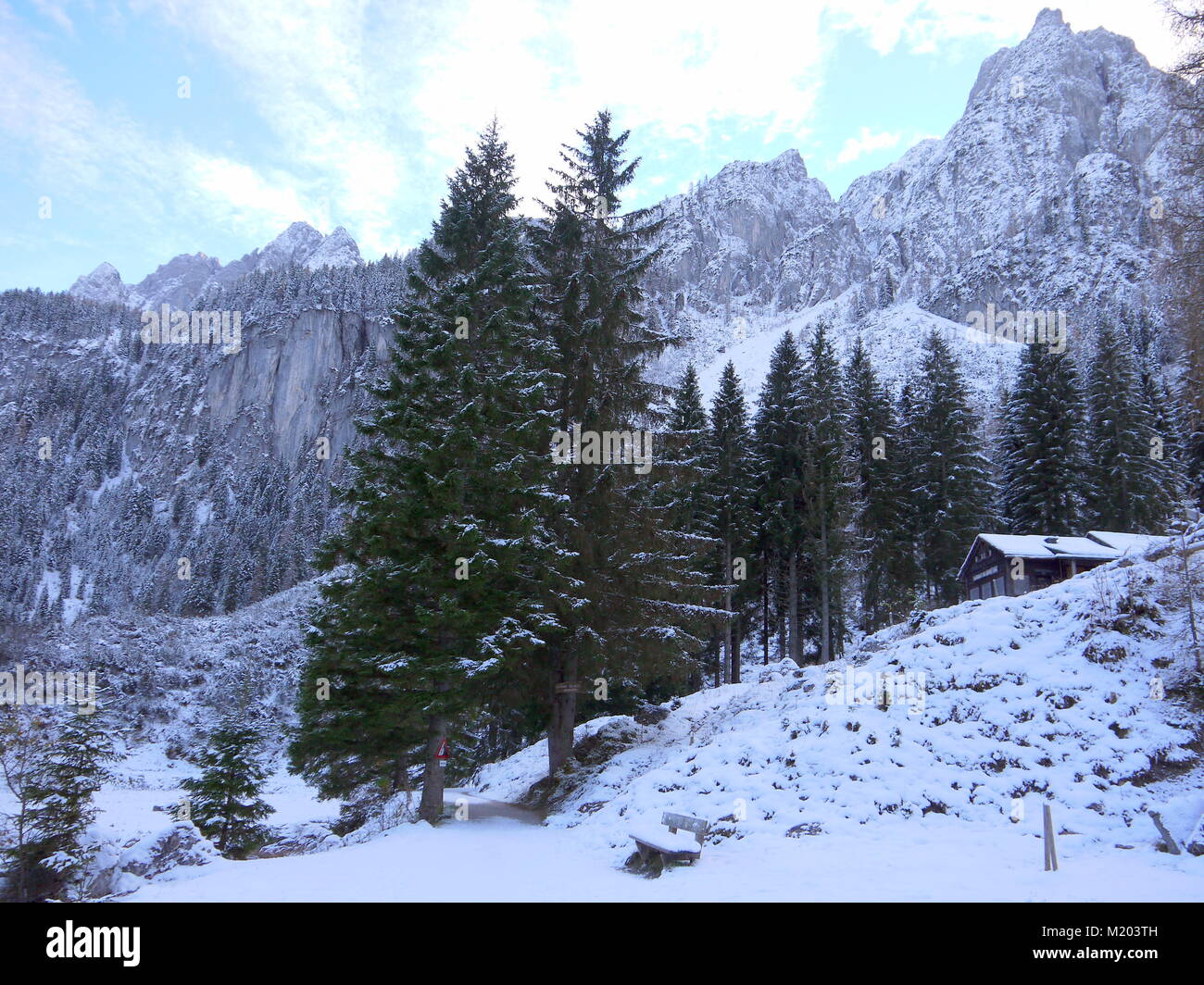 Merveilleux paysage d'hiver avec vue sur des montagnes, forêt, peu d'abris et de banc de parc couvert de neige fraîche en Autriche l'Europe Banque D'Images Merveilleux paysage d'hiver avec vue sur des montagnes, forêt, peu d'abris et de banc de parc couvert de neige fraîche en Autriche l'Europe Banque D'Images
