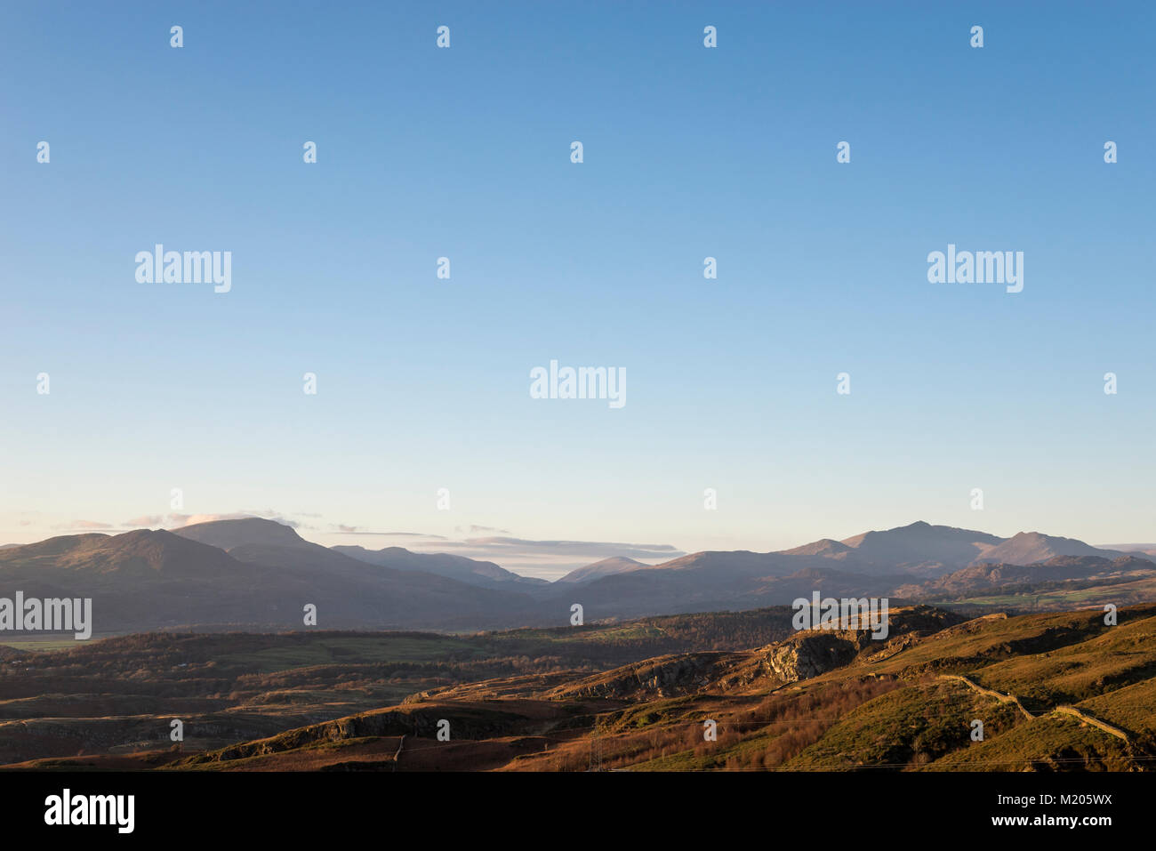 Montagnes de Snowdonia sous un ciel bleu clair vu de collines près de Harlech, Nord du Pays de Galles. Mont Snowdon vers la droite. Banque D'Images