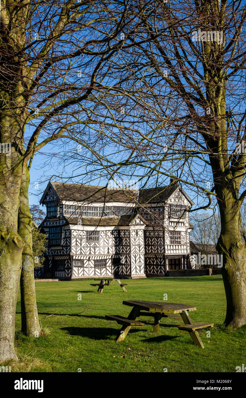 Petit hall de Moreton, noir et blanc à colombages de style Tudor Manor House près de Crewe dans le Cheshire, construit dans les années 1500, maintenant la propriété du National Trust Banque D'Images