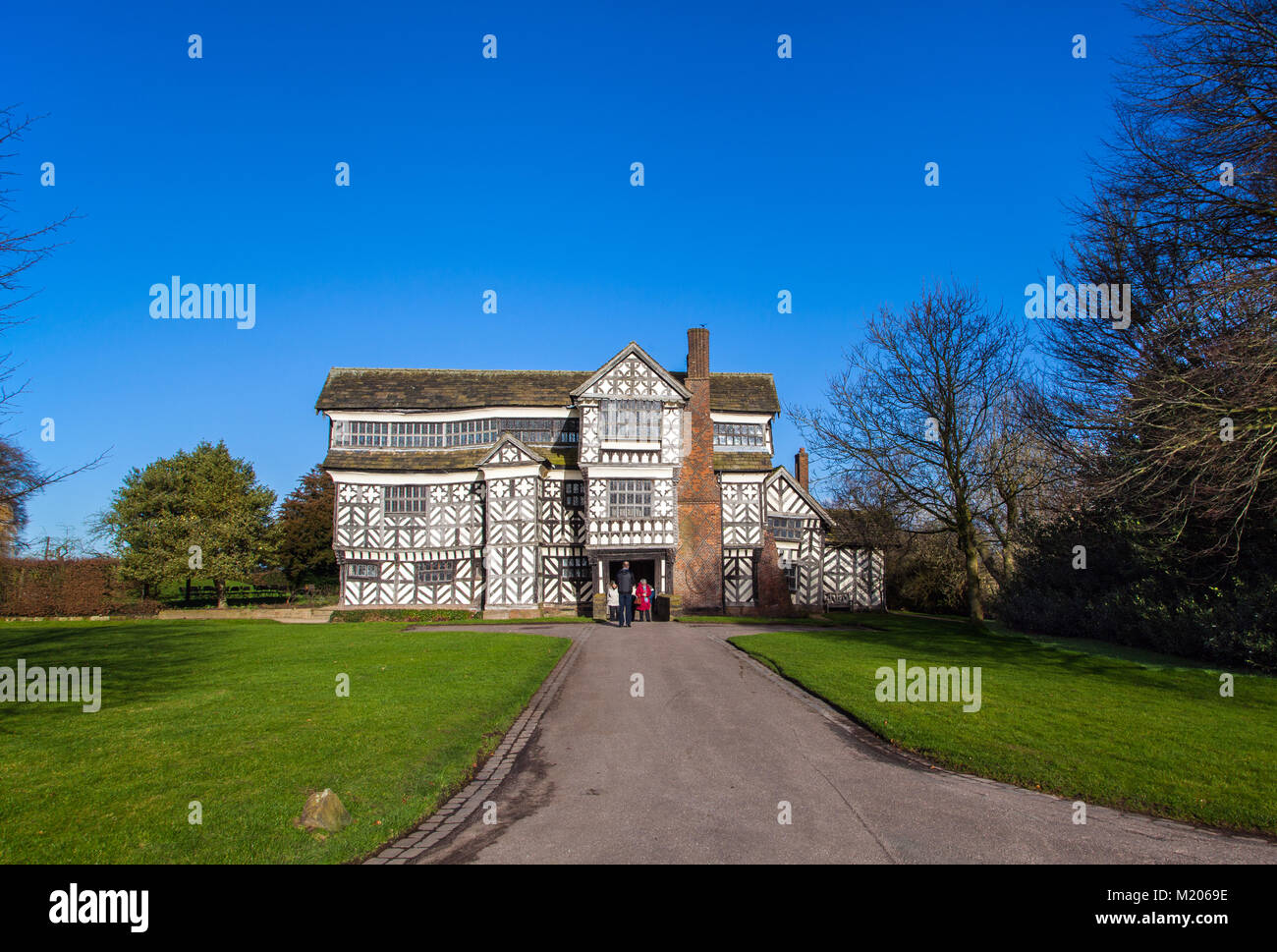 Petit hall de Moreton, noir et blanc à colombages de style Tudor Manor House près de Crewe dans le Cheshire, construit dans les années 1500, maintenant la propriété du National Trust Banque D'Images