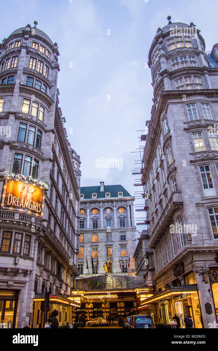 Entrée de l'Hôtel Savoy sur le Strand, London UK Banque D'Images