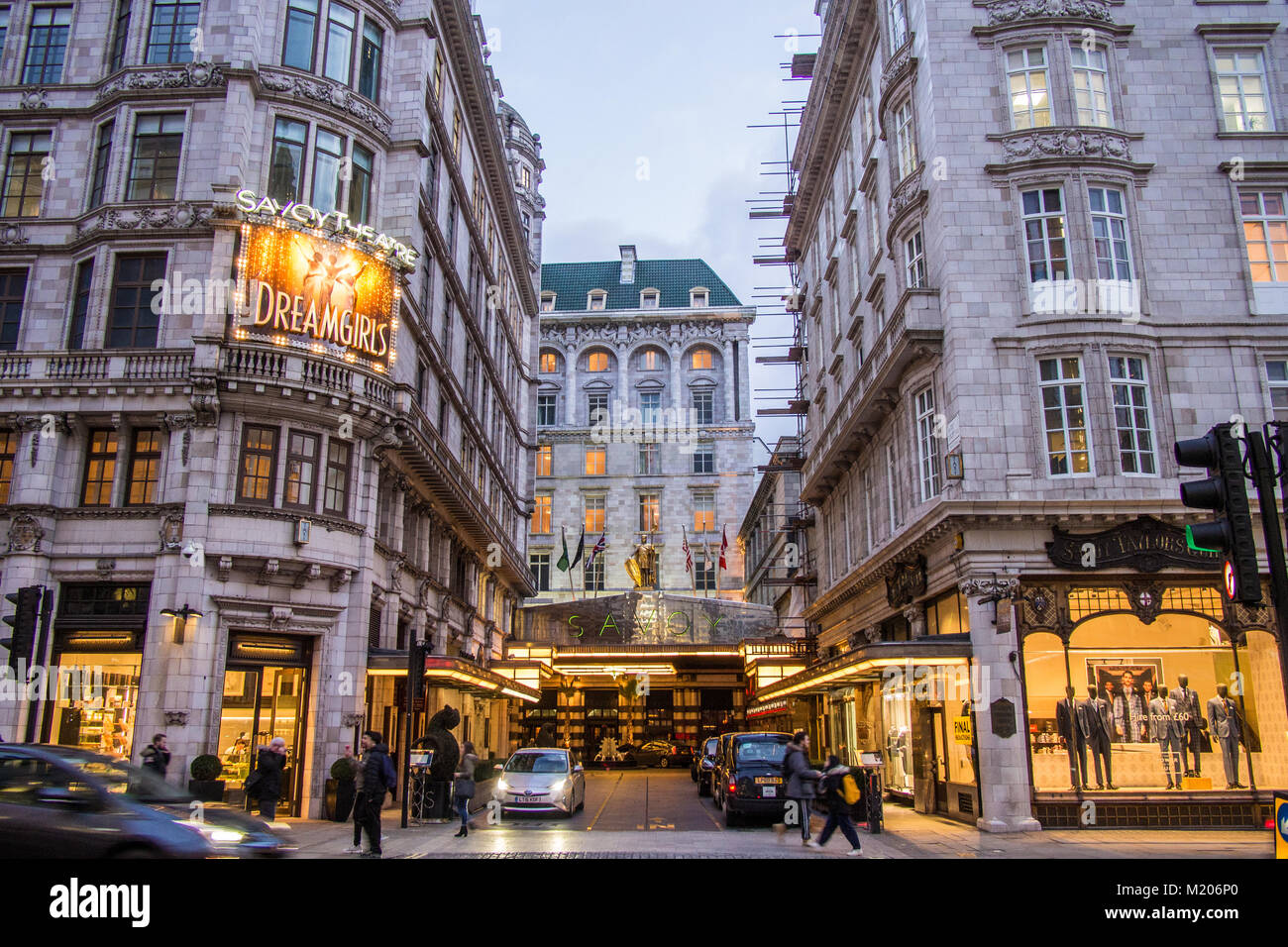 Entrée de l'Hôtel Savoy sur le Strand, London UK Banque D'Images